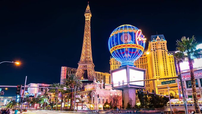 Federal Judge Upholds Las Vegas Strip "Stop and Stand" Law That Carries Up to $1,000 Fine