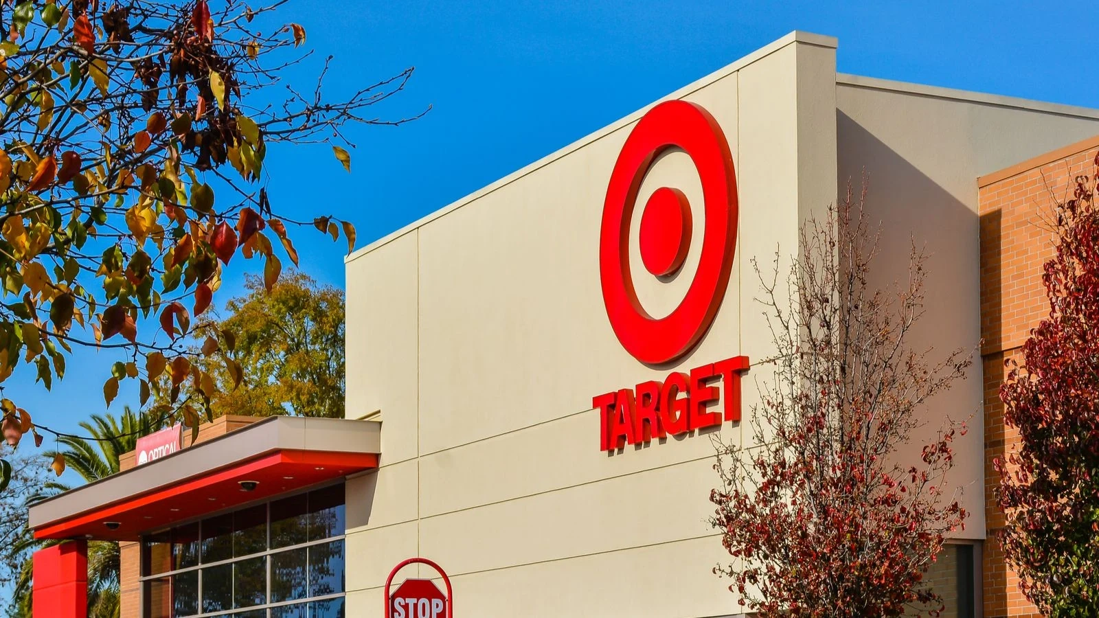 $TGT Foot Traffic Outpaces $WMT as Retailers Battle Over Value Shoppers