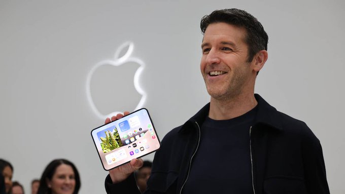 Apple’s First Foldable iPhone Duo Sells Out in Minutes, Pushing Delivery Dates to Late January